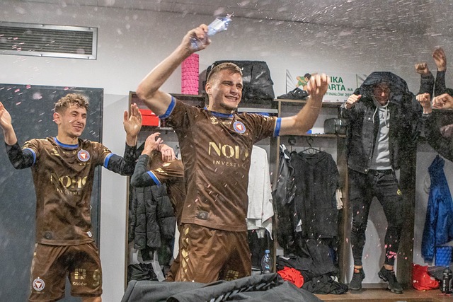 许多国家逐 许多国家逐